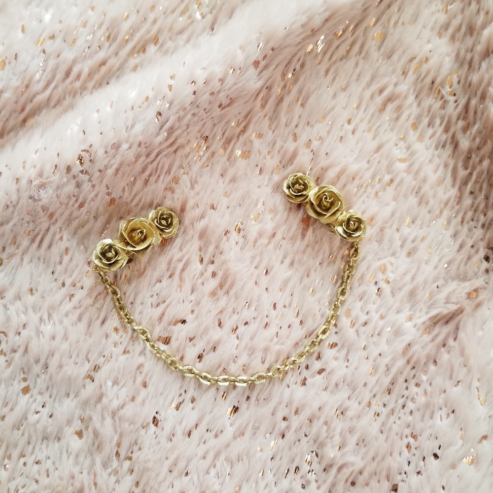 Gold plated vintage collar clip